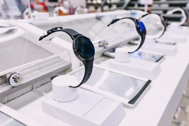 Smart,Watch,Or,Fitness,Bravelet,On,A,Shelf,Of,A